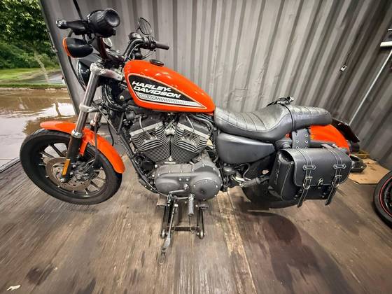 HARLEY-DAVIDSON SPORTSTER XL 883 R 